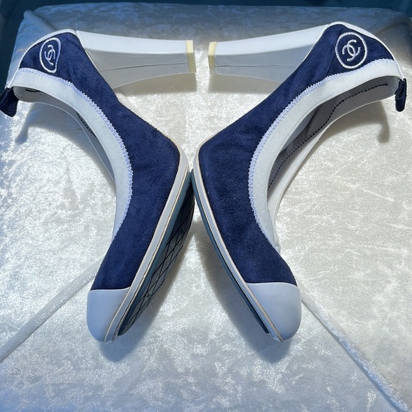 Authentic NWOB CHANEL Navy Blue Suede/White Leather Elastic Ballet Heels - Picture 5 of 16